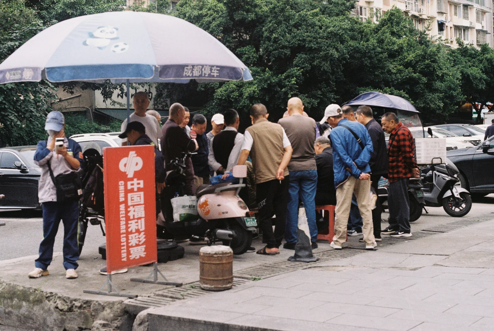 街边摊位前聚集的人群