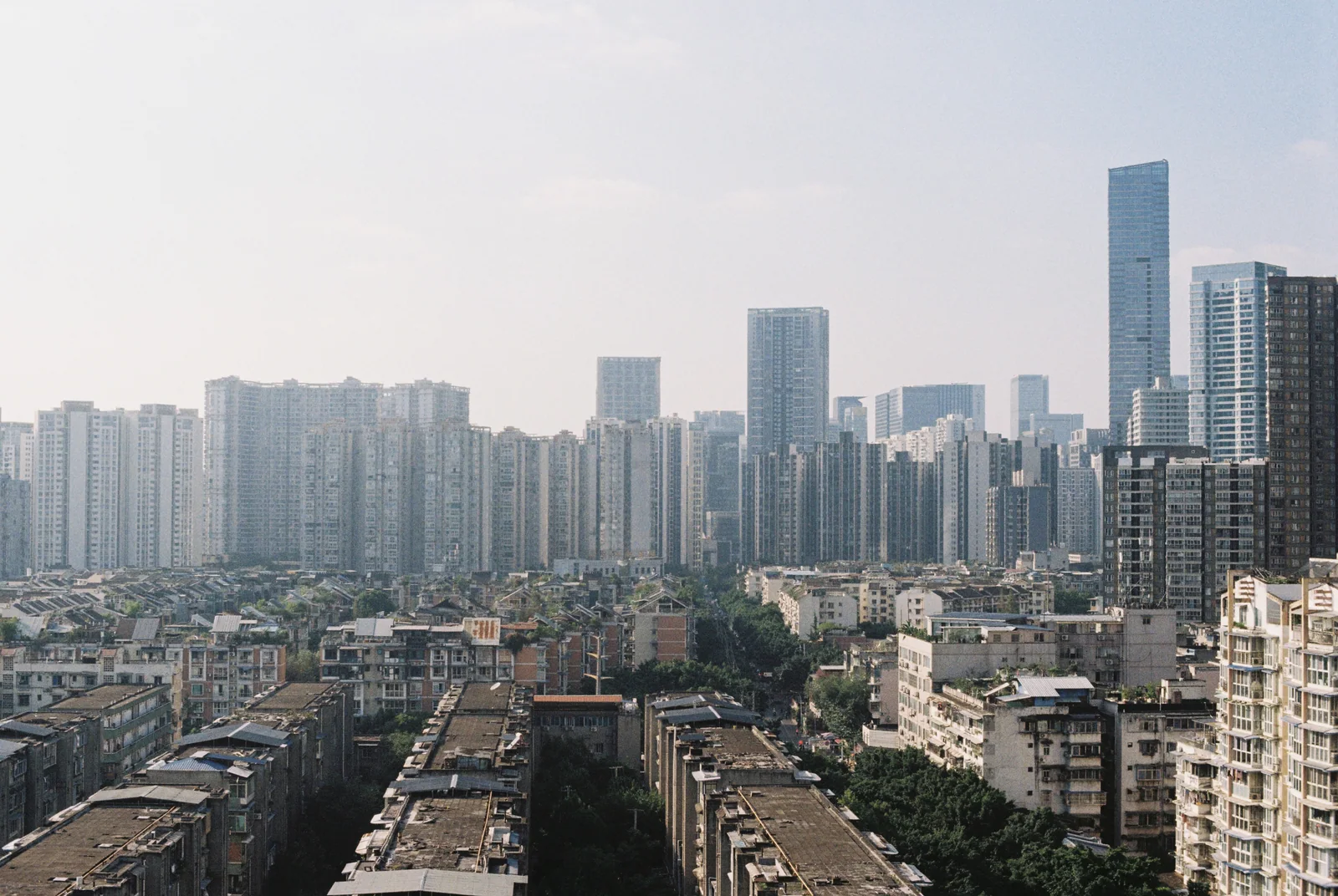 晴天下从高处眺望密集的城市楼群