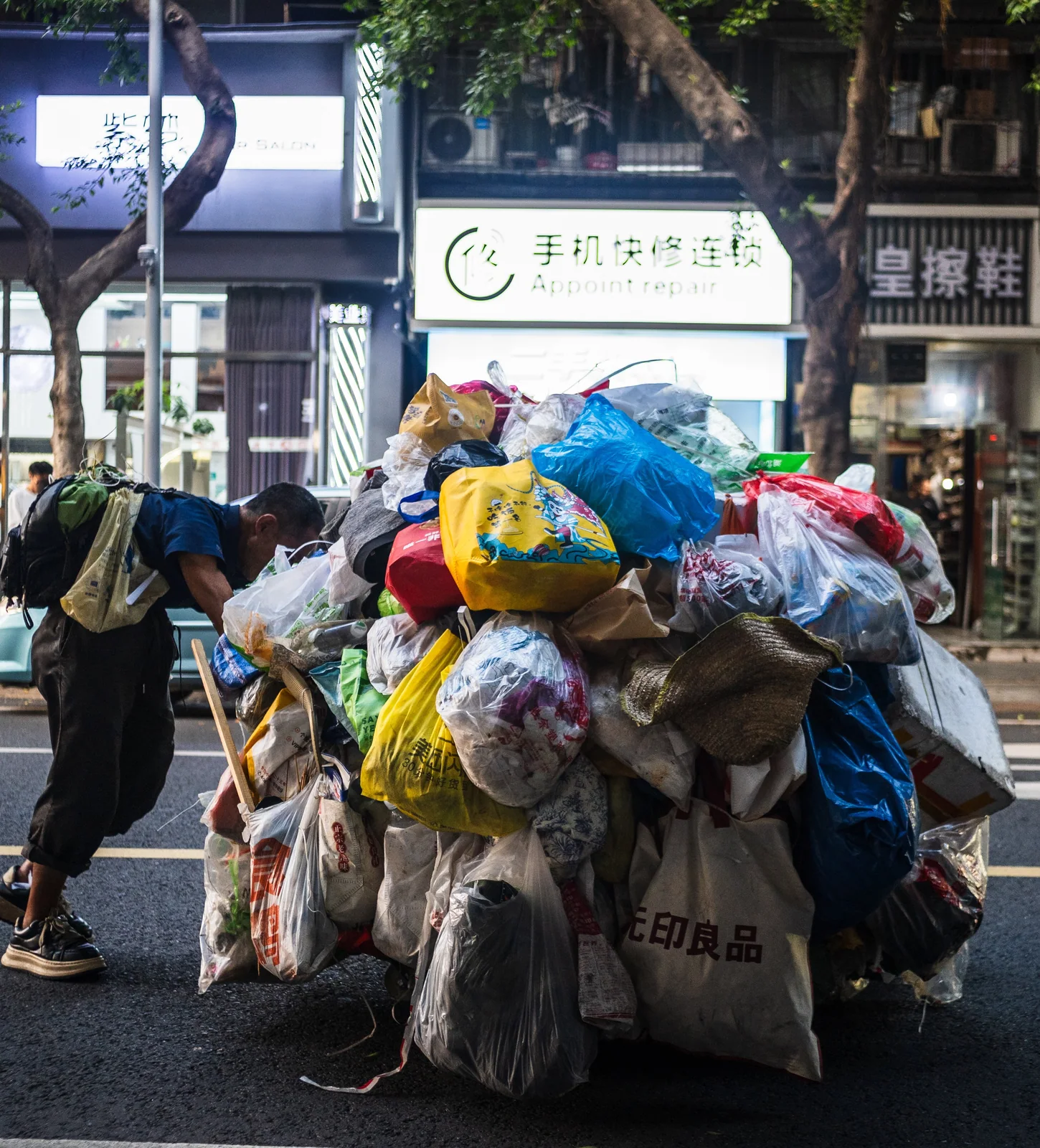 载满袋装货物的三轮车