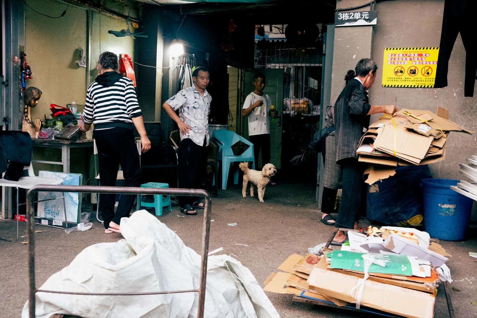 街边店铺前的人群与工具