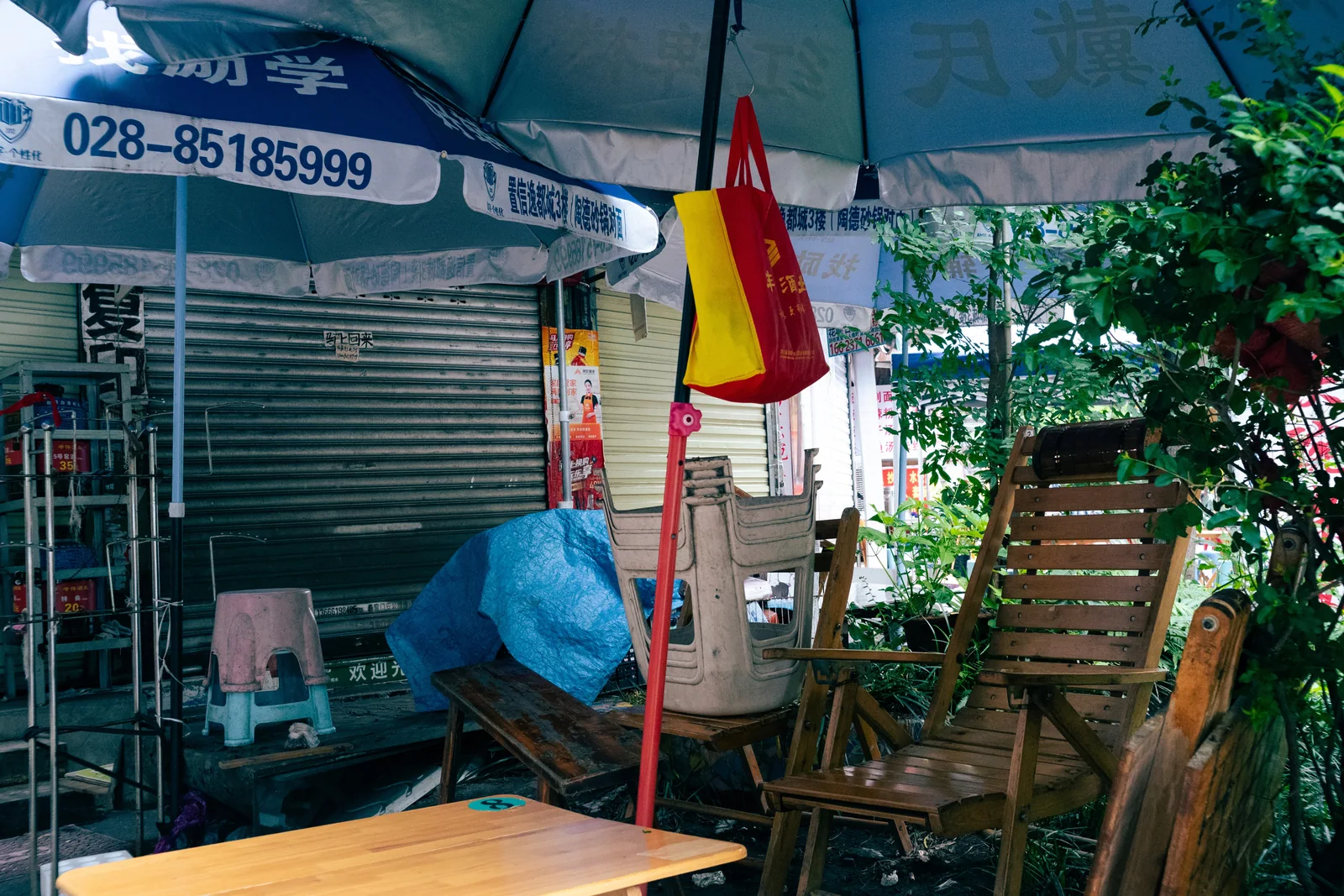 遮阳棚下的街边店铺与桌椅