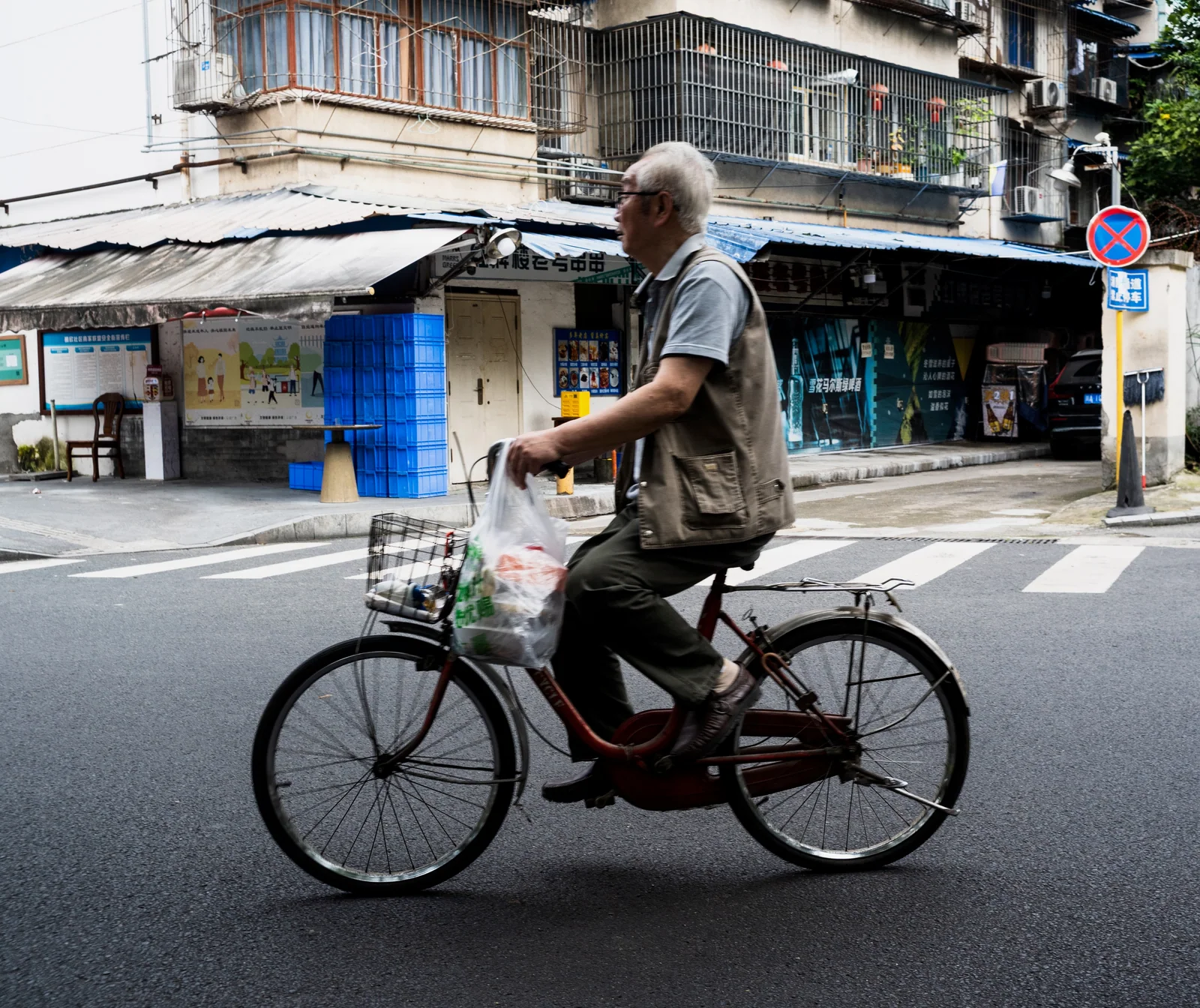 骑自行车的人穿过街道
