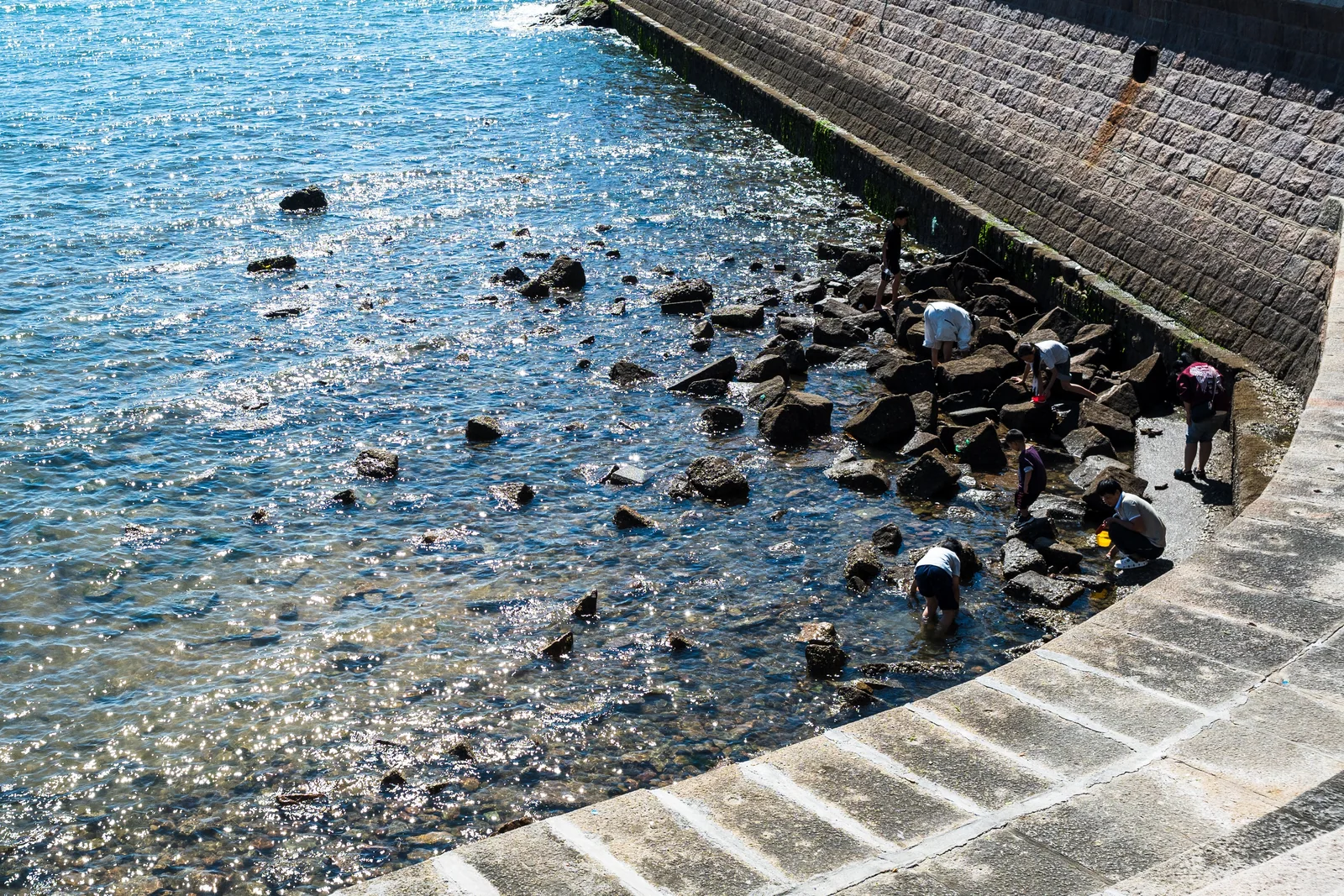 海岸台阶、石块与浅蓝色海水
