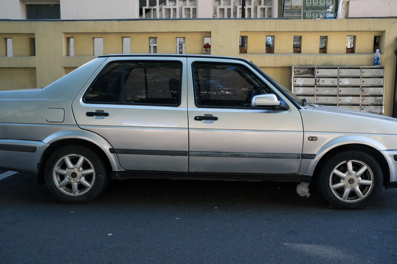 停在建筑前的银色汽车